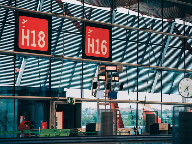 机场专用护栏网：防攀爬、抗冲击，智能防护打造空港安全屏障
